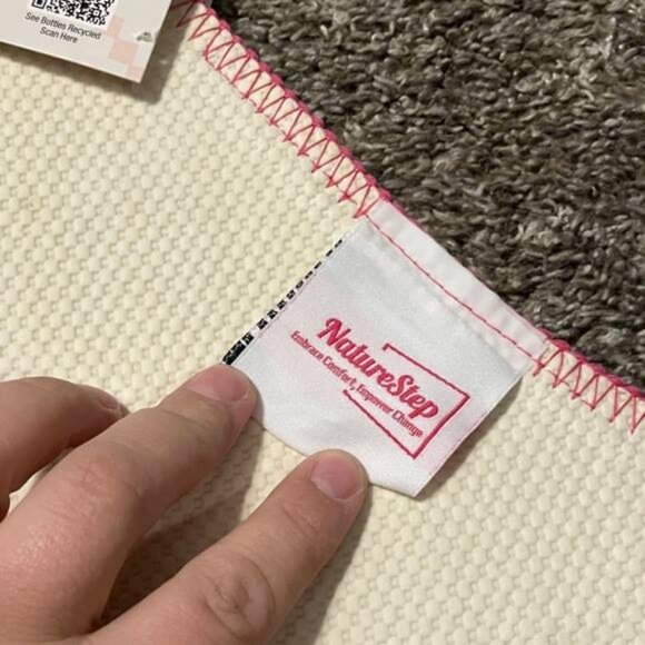 Novelty Lip Rug - Picture 4 of 5